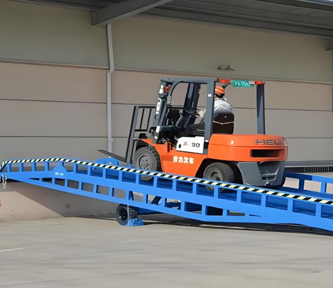番阳镇移动式卸货平台（叉车用）